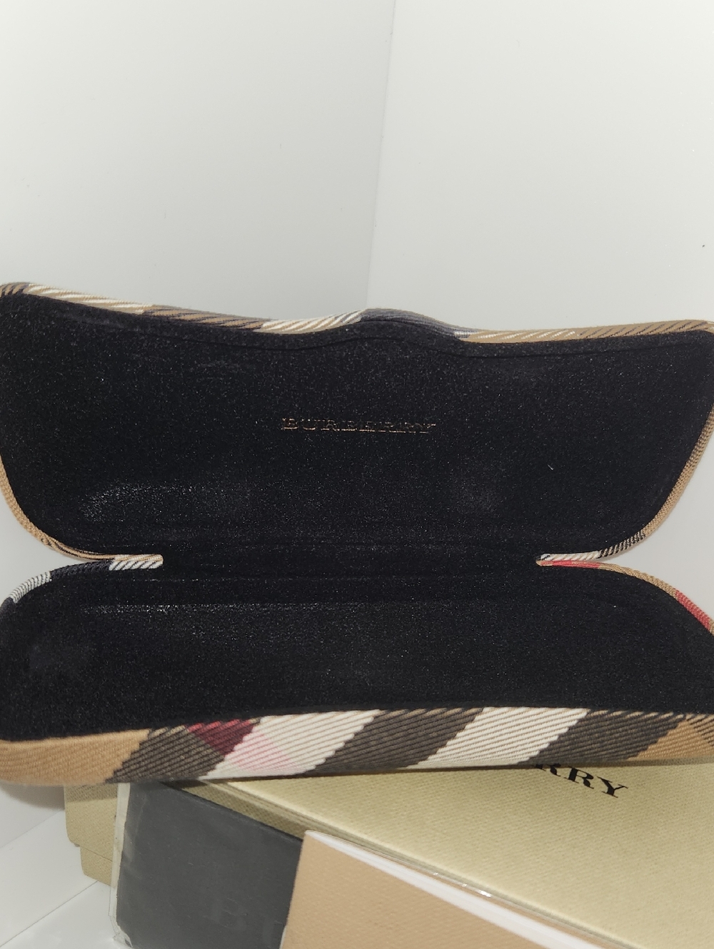 NIB Authentic Burberry case for eyeglasses. Includes microfiber cleaning cloth - Picture 4 of 8